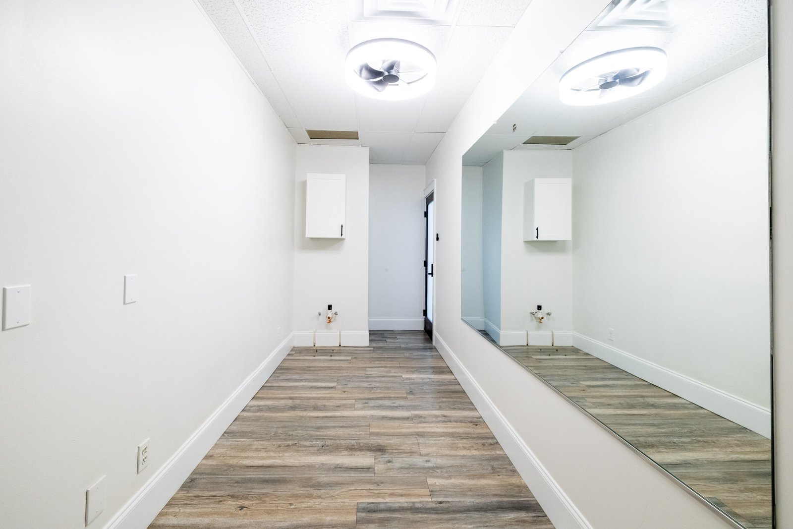 Classic Salon Suite with Water Unit 4